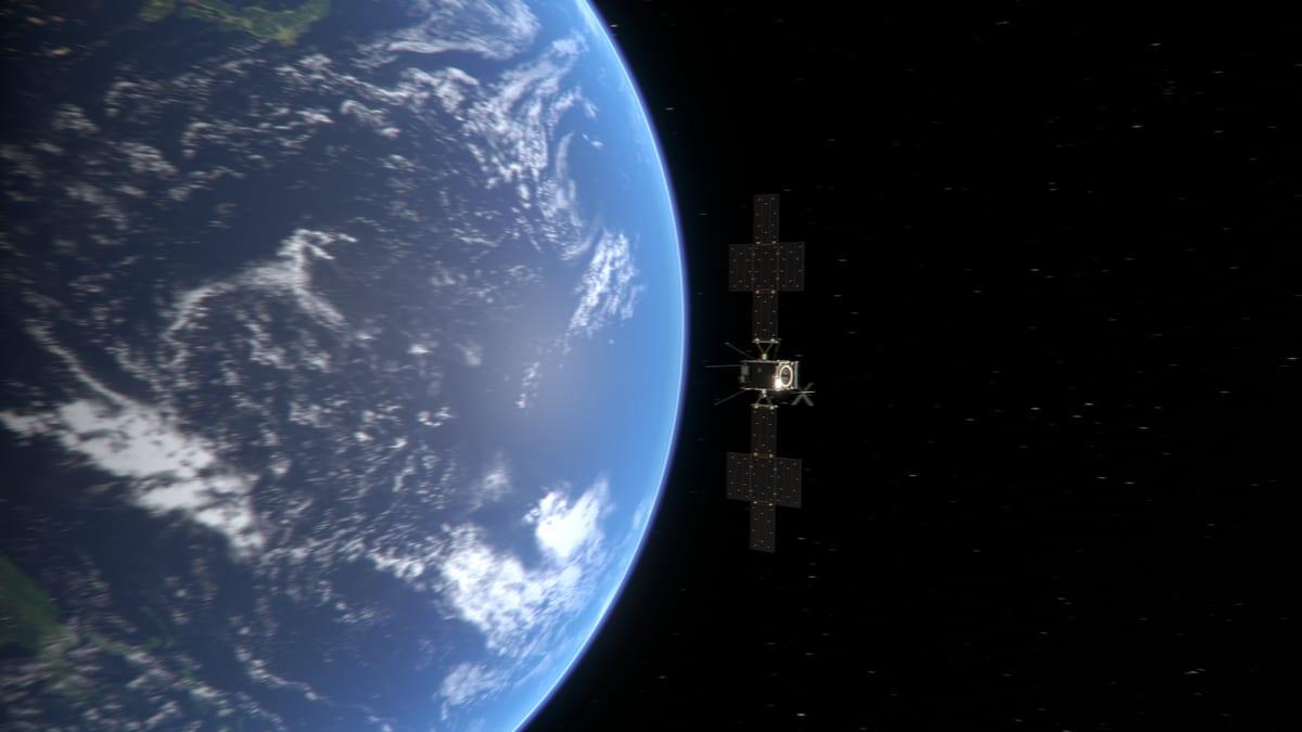 Vista artística de la sonda JUICE sobre la Tierra, con sus grandes paneles solares en cruz desplegados, durante su sobrevuelo del planeta.