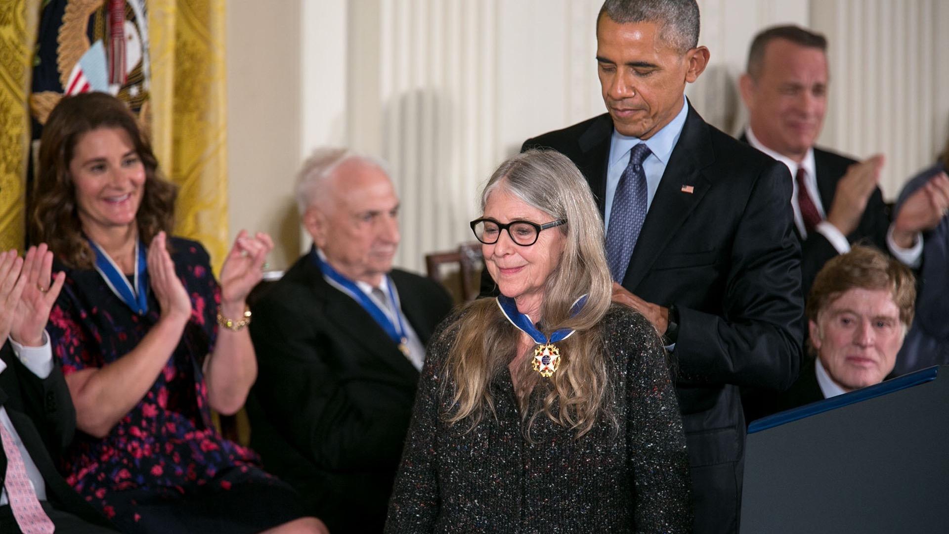 Le président Barack Obama remet la médaille présidentielle de la Liberté à Margaret Hamilton lors d'une cérémonie à la Maison-Blanche.