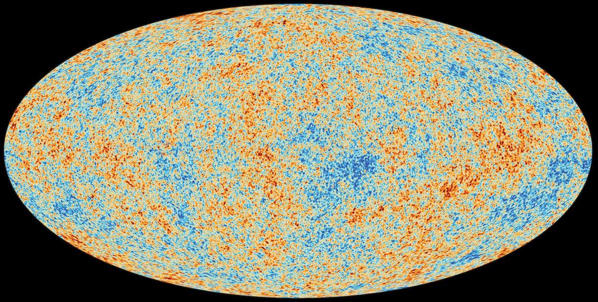 Mapa de todo el cielo que muestra las fluctuaciones de temperatura del fondo cósmico de microondas observadas por la misión Planck, en manchas de color del azul al rojo.