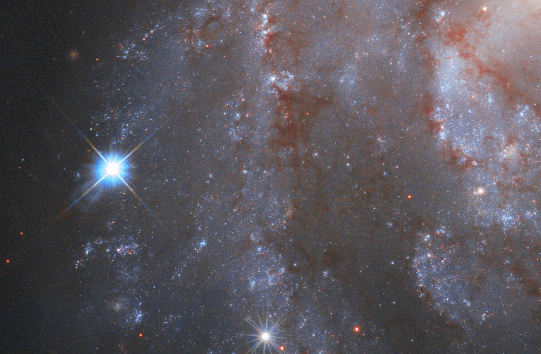 La supernova SN 2018gv, point brillant sur le bord d'un bras spiral de la galaxie NGC 2525, photographiée par Hubble.