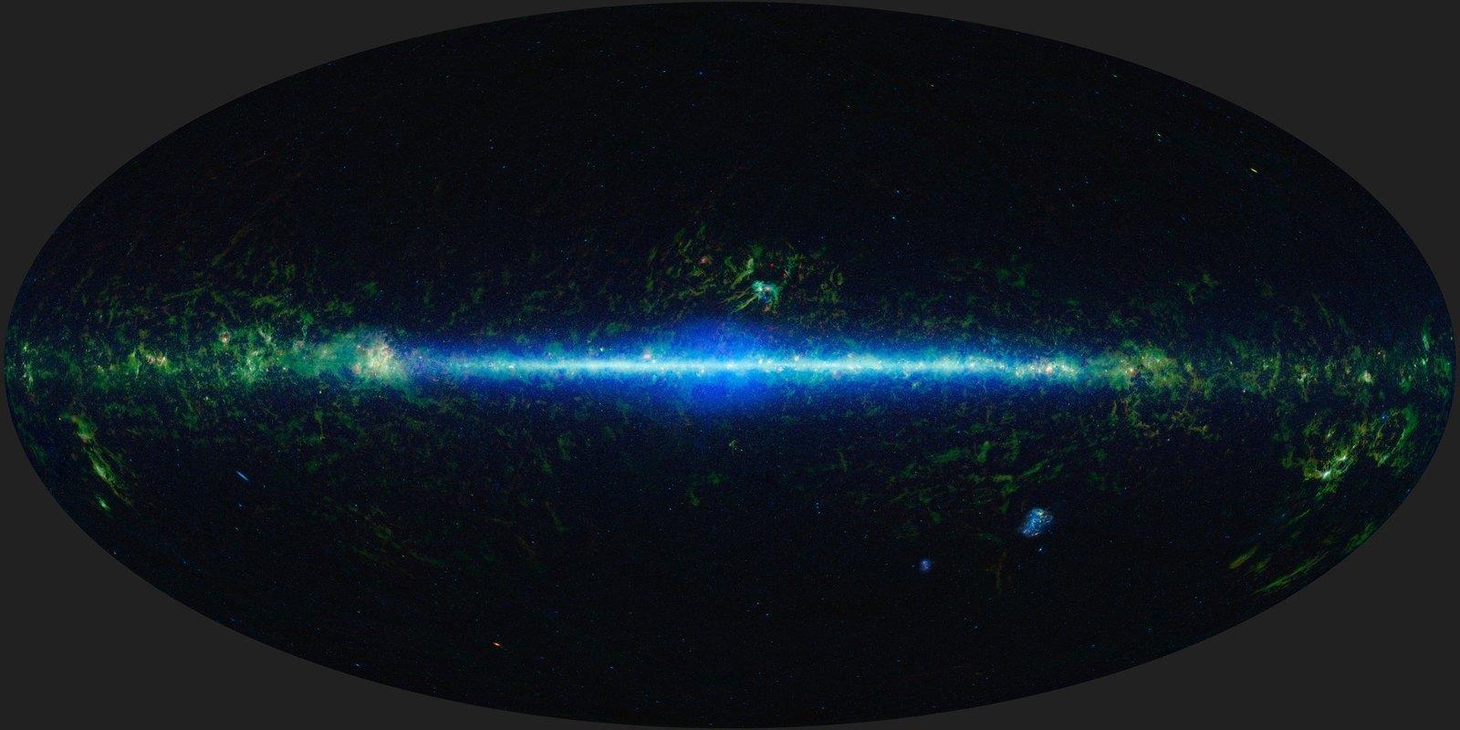 Carte du ciel entier en infrarouge par le satellite WISE: la bande de la Voie lactée traverse l'image de part en part, brillante en son centre.