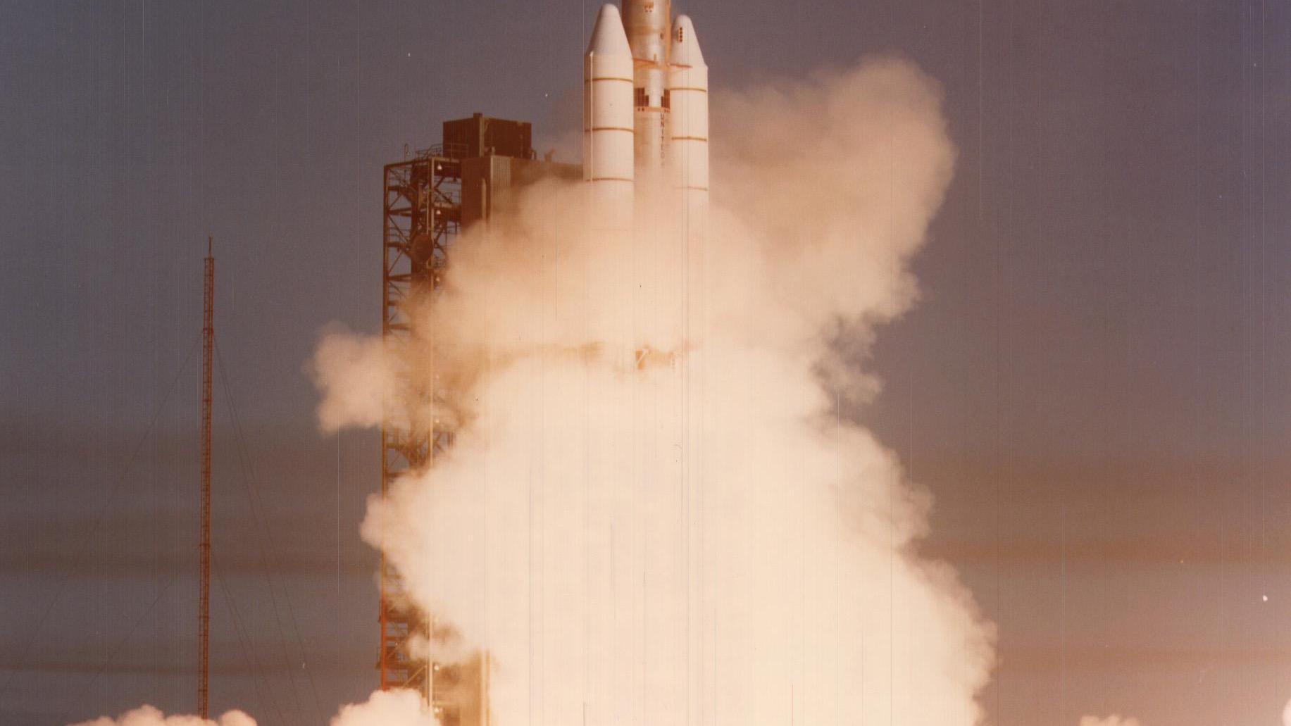 La fusée Titan IIIE-Centaur arrache le pas de tir de Cap Canaveral le 5 septembre 1977, avec Voyager 1 en soute, entourée d'un immense panache de fumée.