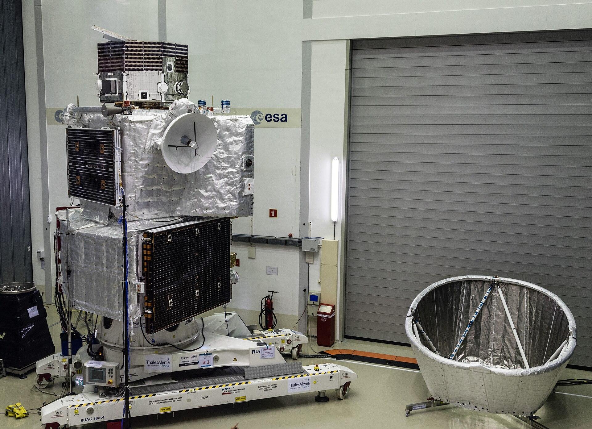 Photo de l'ensemble BepiColombo complet pendant les tests en 2017 : les trois modules empilés, avec leurs panneaux solaires déployés.