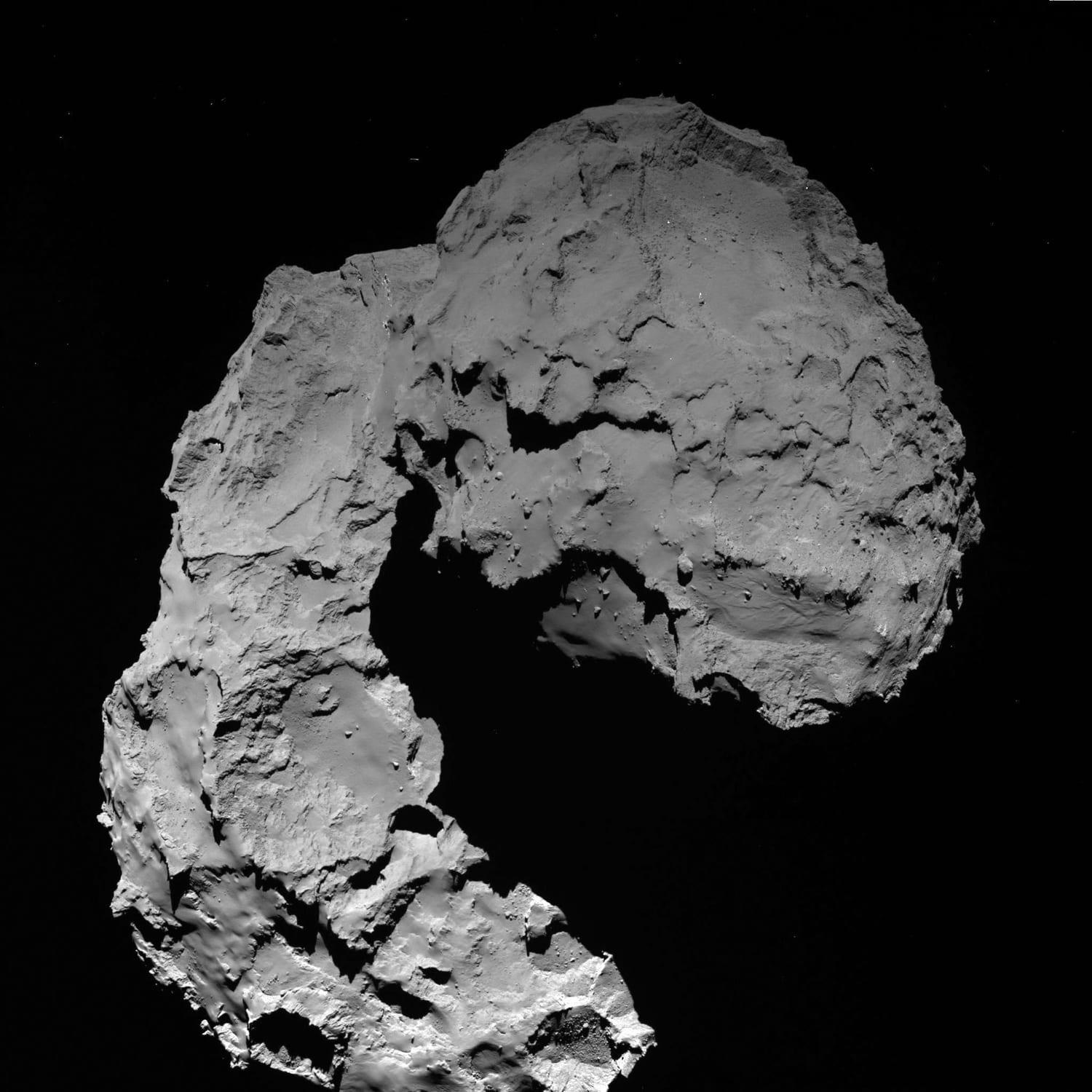 El núcleo del cometa 67P/Churyumov-Gerasimenko visto de cerca por Rosetta: una superficie irregular de hielo oscuro y polvo.