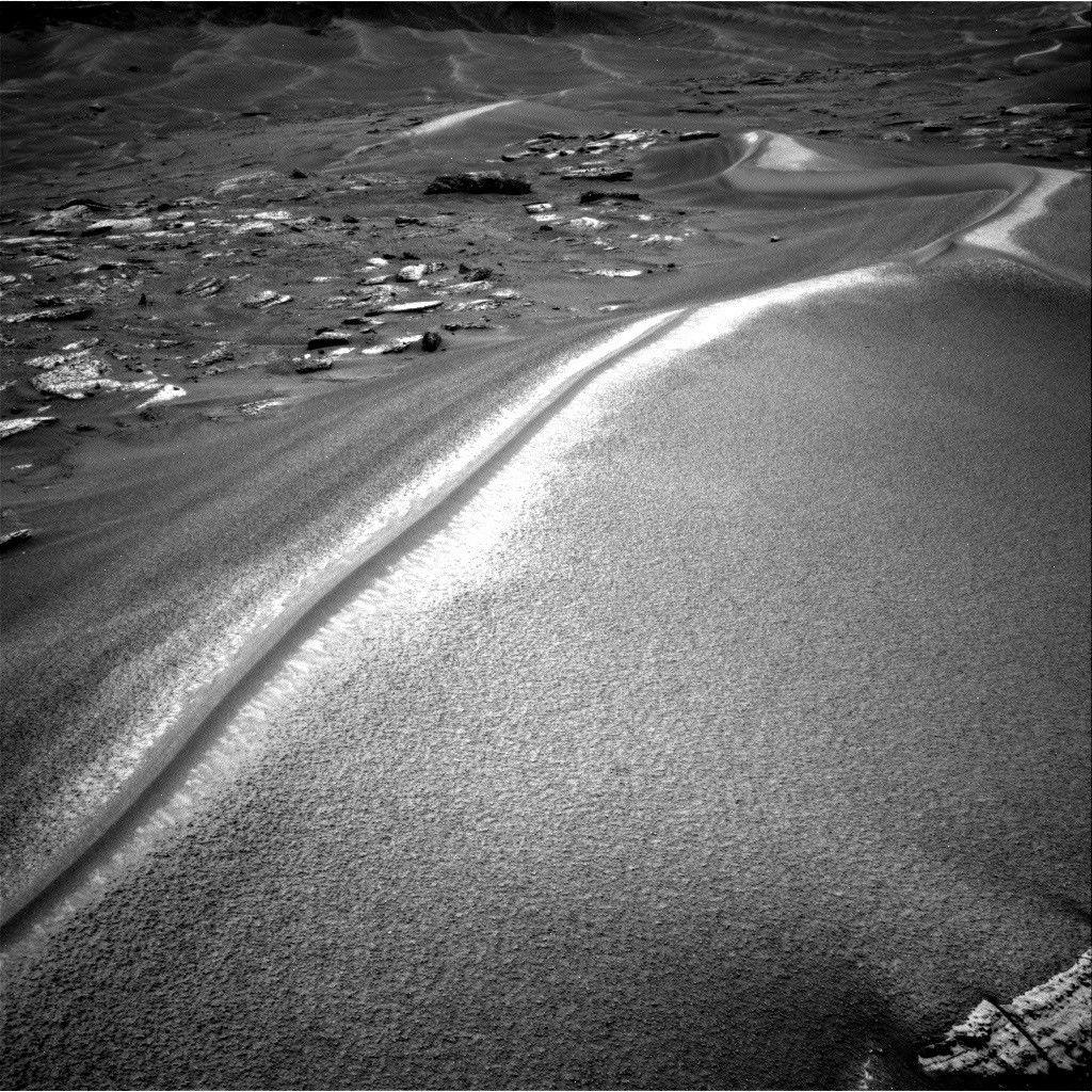 Imagen de Navcam del cielo marciano sobre Curiosity, velado por el polvo durante la vigilancia de una tormenta regional.