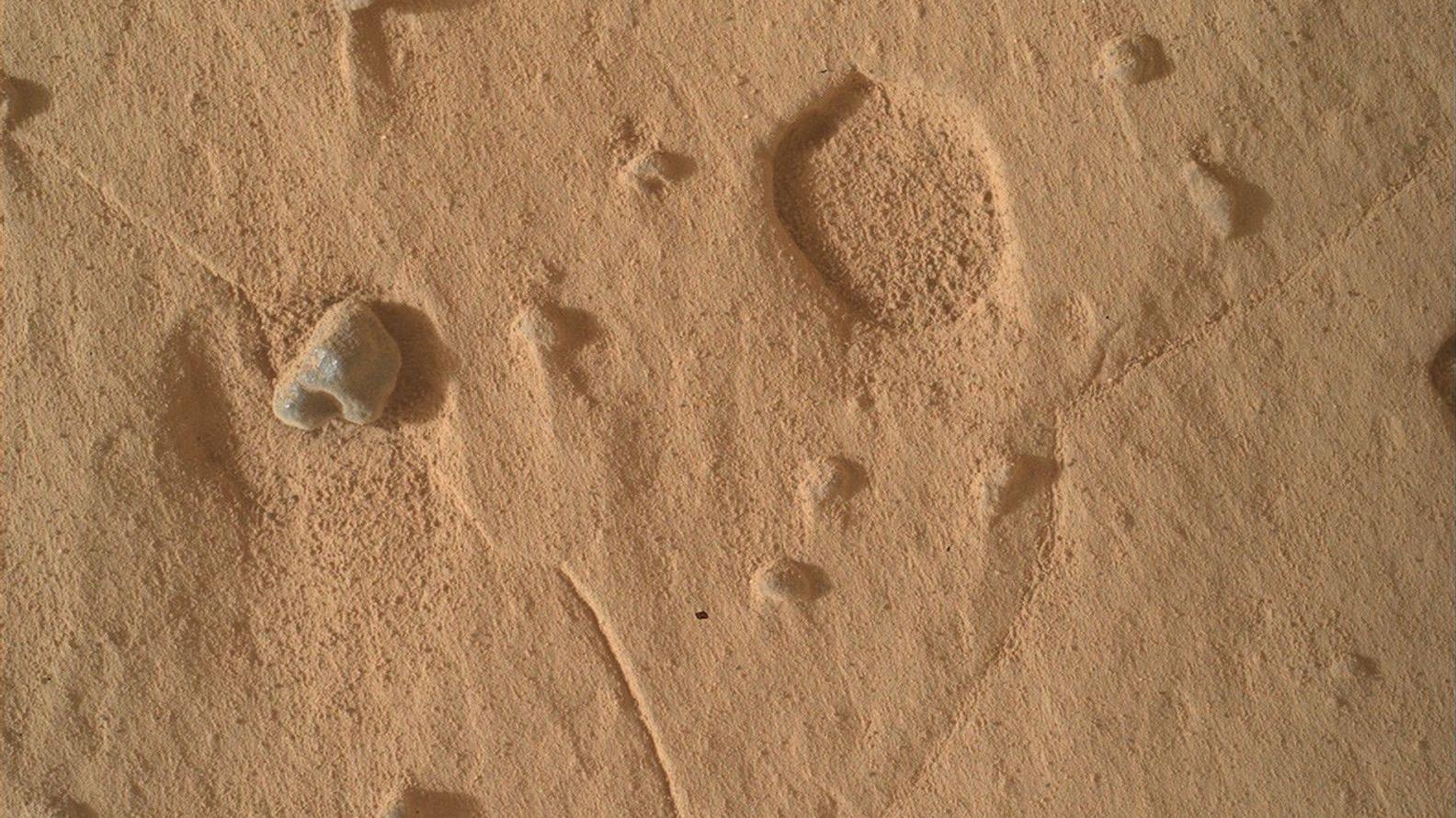 Fosa amplia y poco profunda fotografiada por MAHLI, la cámara al final del brazo de Curiosity: una cavidad circular de alrededor de un centímetro de diámetro en la roca marciana.