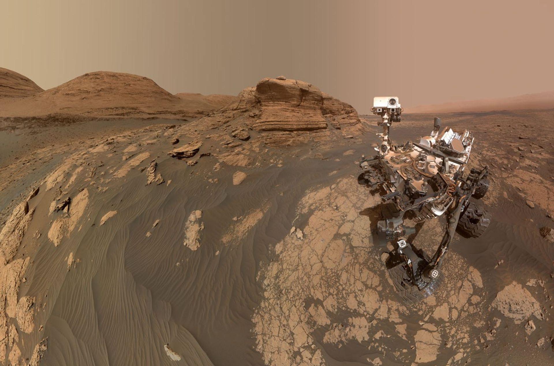 Autorretrato de Curiosity en Mont Mercou: el rover posado en la ladera del Monte Sharp, con el brazo desplegado frente a las cámaras.
