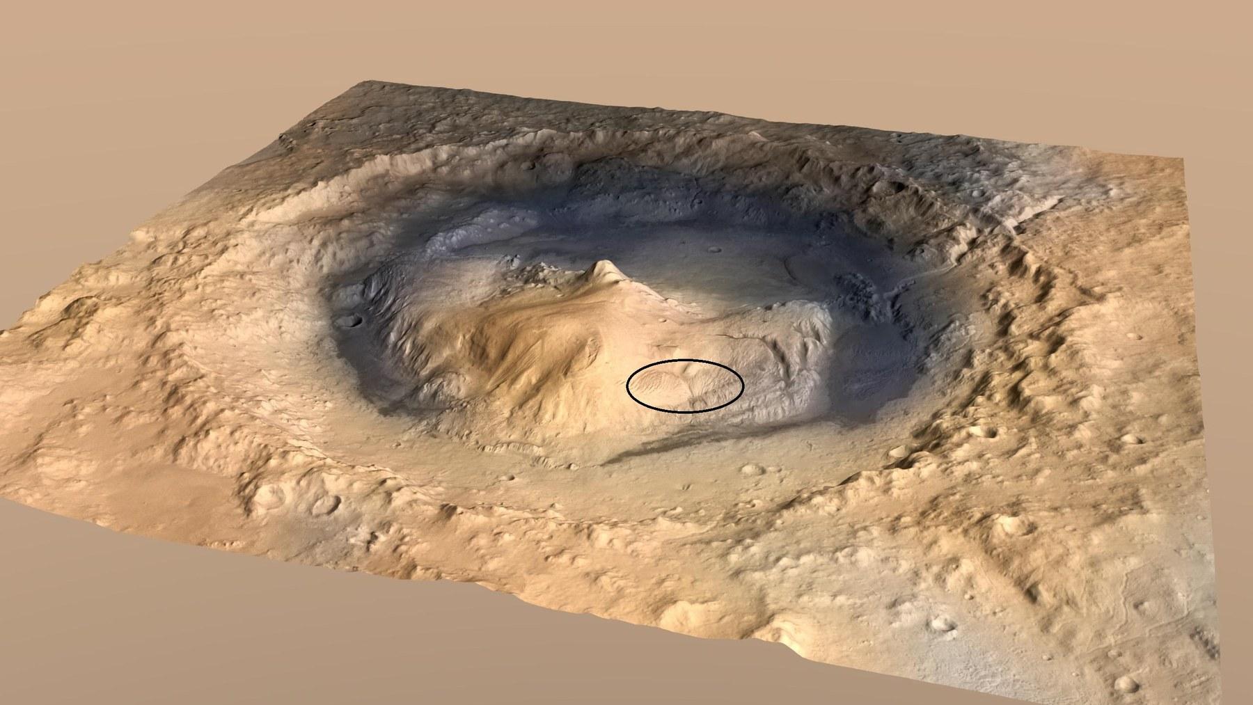 Ilustración del Monte Sharp: una montaña de laderas escalonadas, con una elipse que marca la posición de la capa de yardangs en su hombro noroeste.