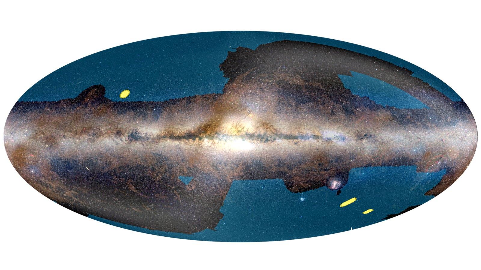 Carte ovale du ciel avec la bande lumineuse de la Voie lactée et les zones du relevé d'Euclid, en bleu le relevé large et en jaune les champs profonds.