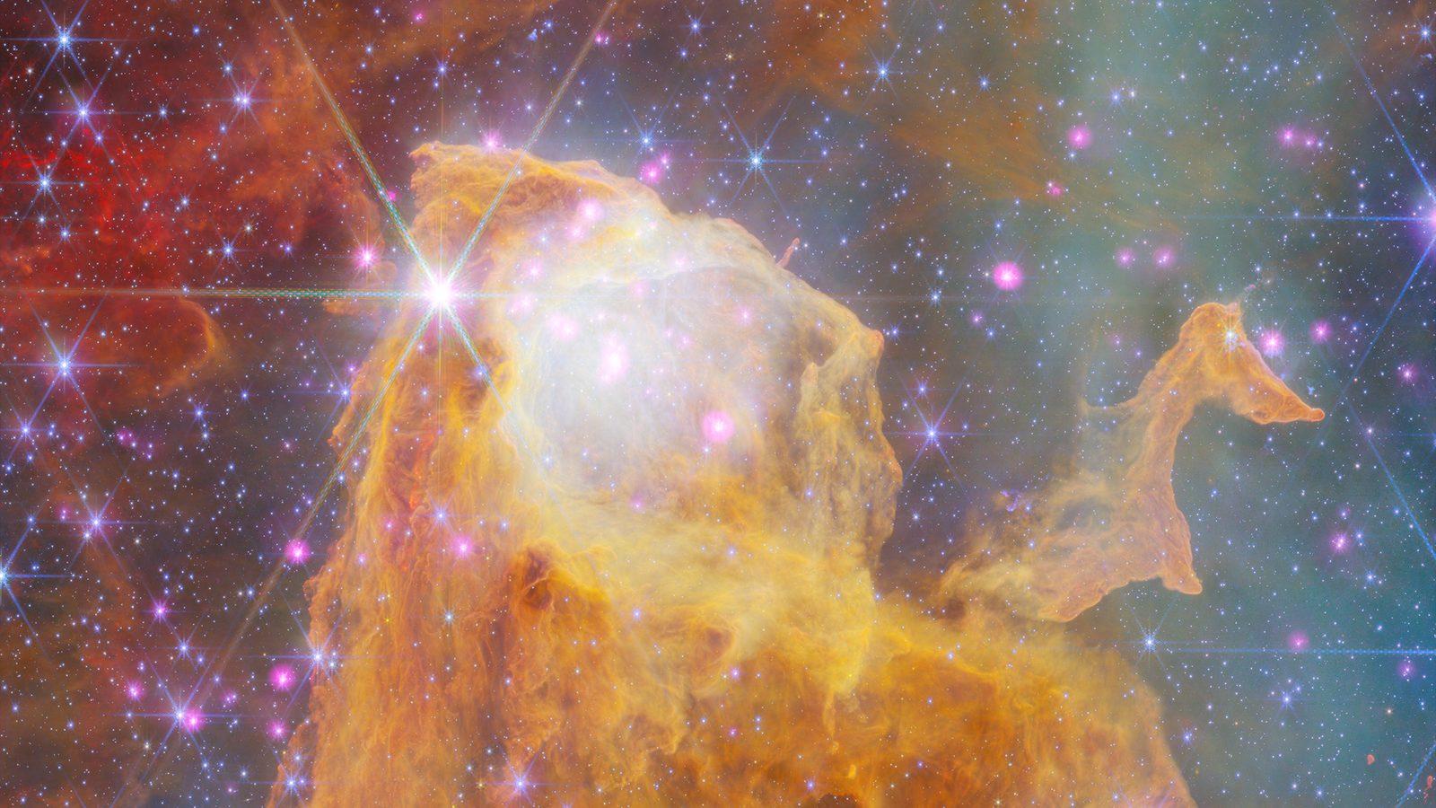 Le nuage fantôme de la nébuleuse de la Carène, tête dorée en capuchon et longue queue en cape, sur un fond d'étoiles bleues piqué de points roses.