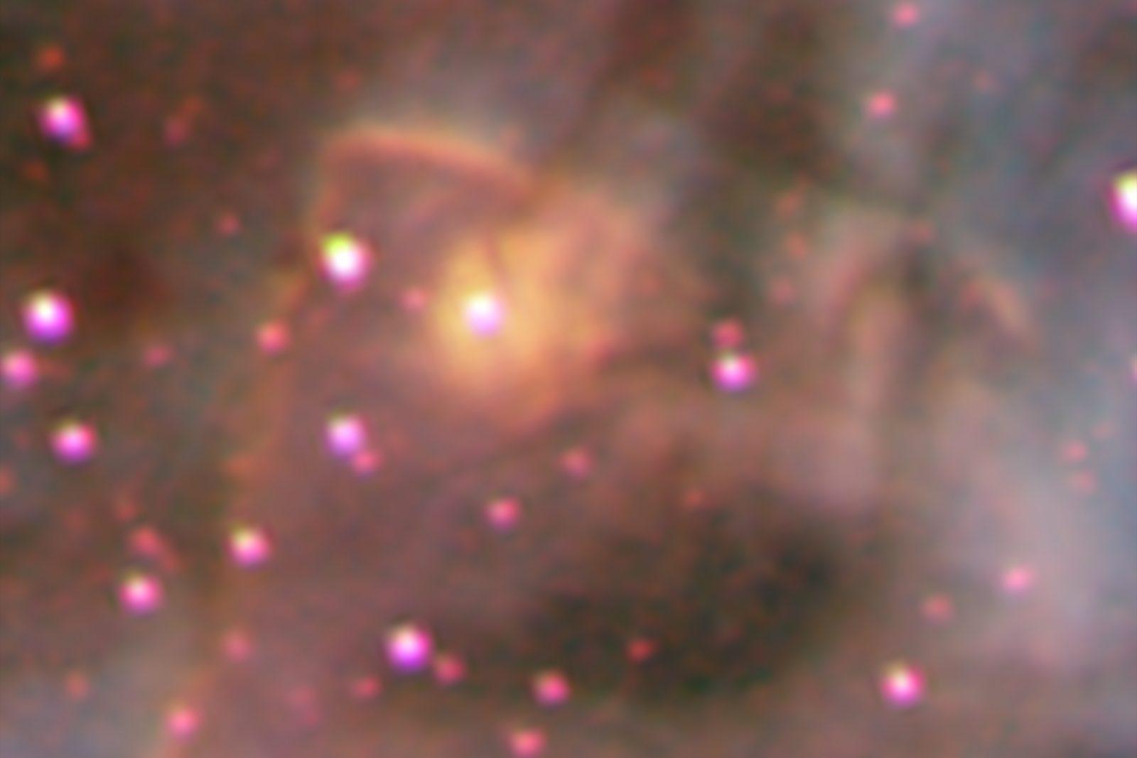 Le même champ de la nébuleuse de la Carène en lumière visible, avec des étoiles brillantes et des bandes sombres de poussière qui découpent la lueur du gaz.