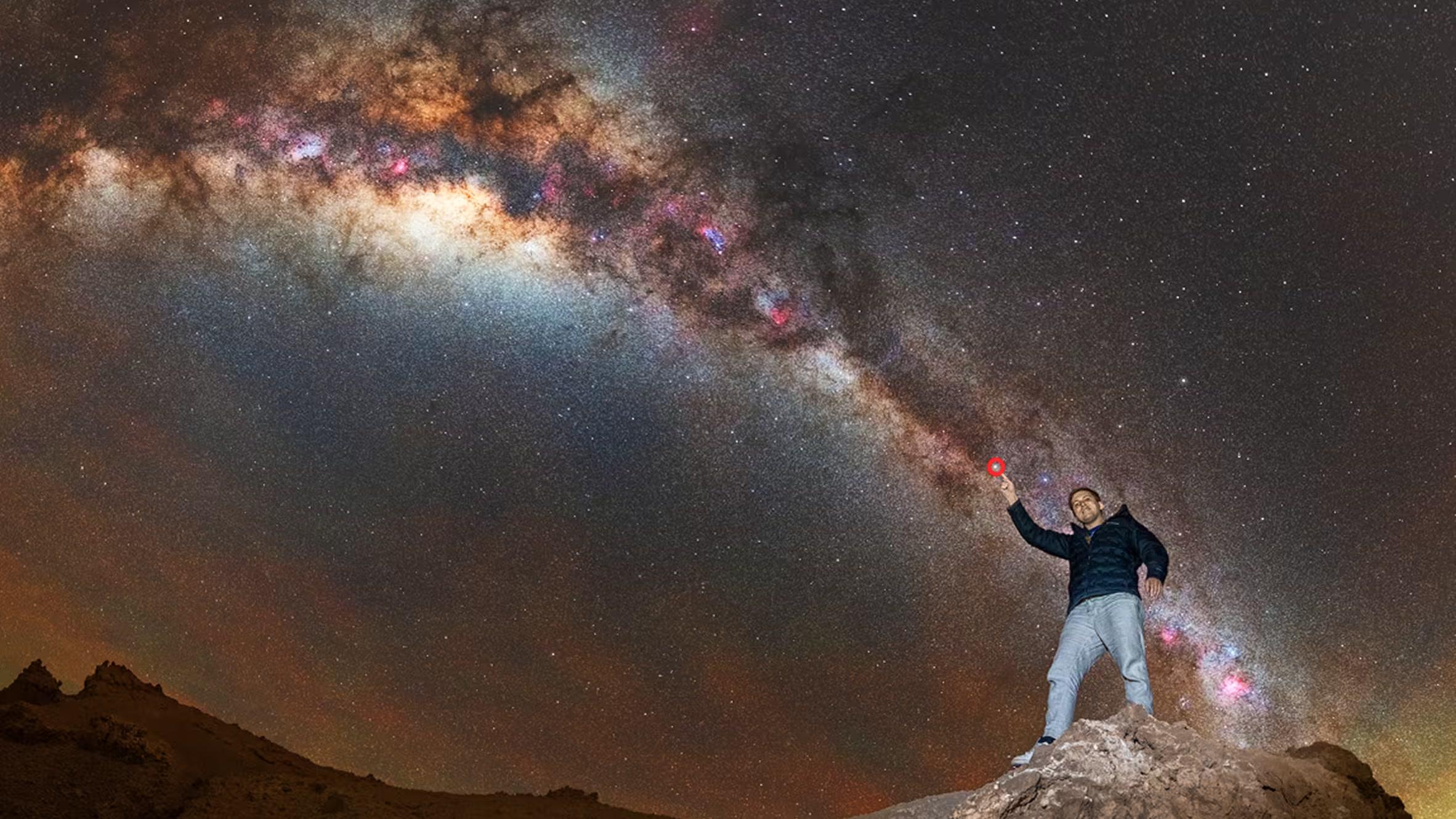 Philip Johnston, cofondateur de la mission Fermi Explorer, montre Alpha du Centaure depuis le désert d'Atacama, au Chili.