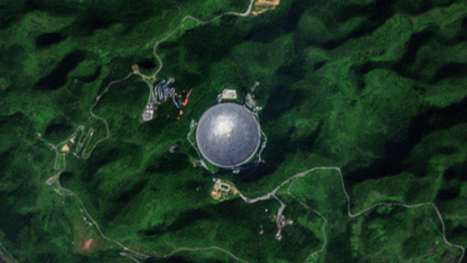 El radiotelescopio FAST, una enorme antena de 500 metros de diámetro instalada en una cuenca natural de la provincia de Guizhou, en China.