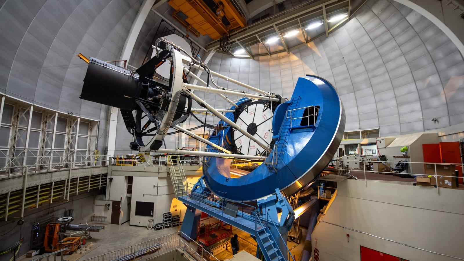 El instrumento DESI instalado en el telescopio Mayall de 4 metros, en el observatorio de Kitt Peak, Arizona, bajo la cúpula del telescopio.