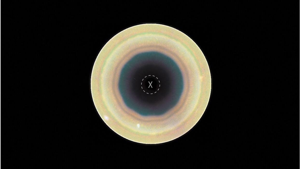 Vista del polo sur de Saturno por Hubble: bandas atmosféricas concéntricas rodean una región oscura de contorno regular con 10 lados.