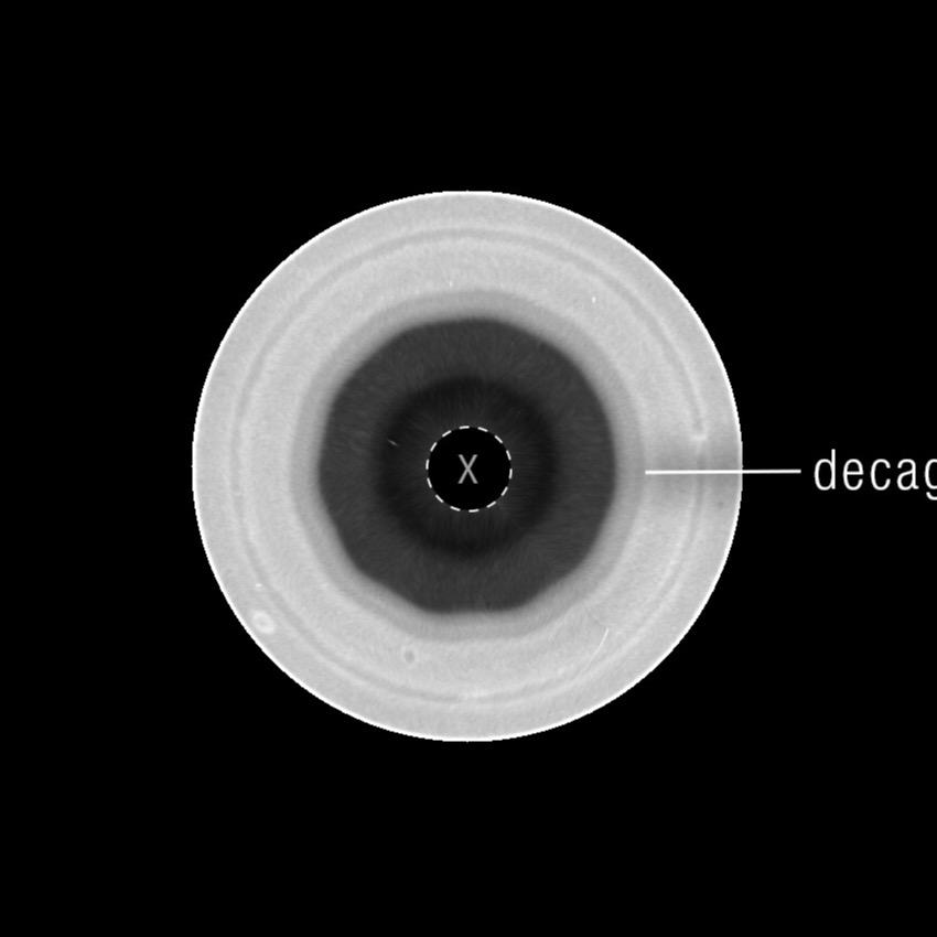 Primer plano del polo sur de Saturno: un contorno regular de 10 lados rodea la región polar oscura, a su vez rodeada de bandas concéntricas.