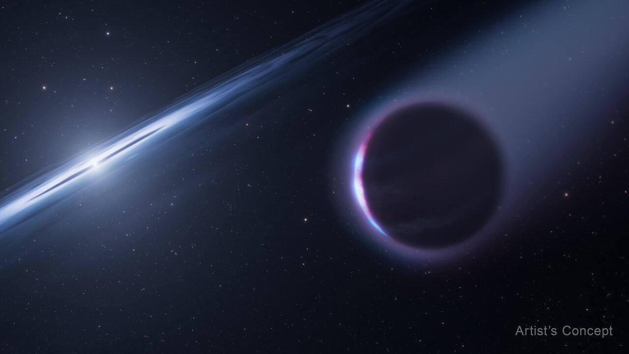 Recreación artística de una enana blanca azulada rodeada por un disco de materia, con un planeta gigante que pierde su atmósfera en una larga estela luminosa.