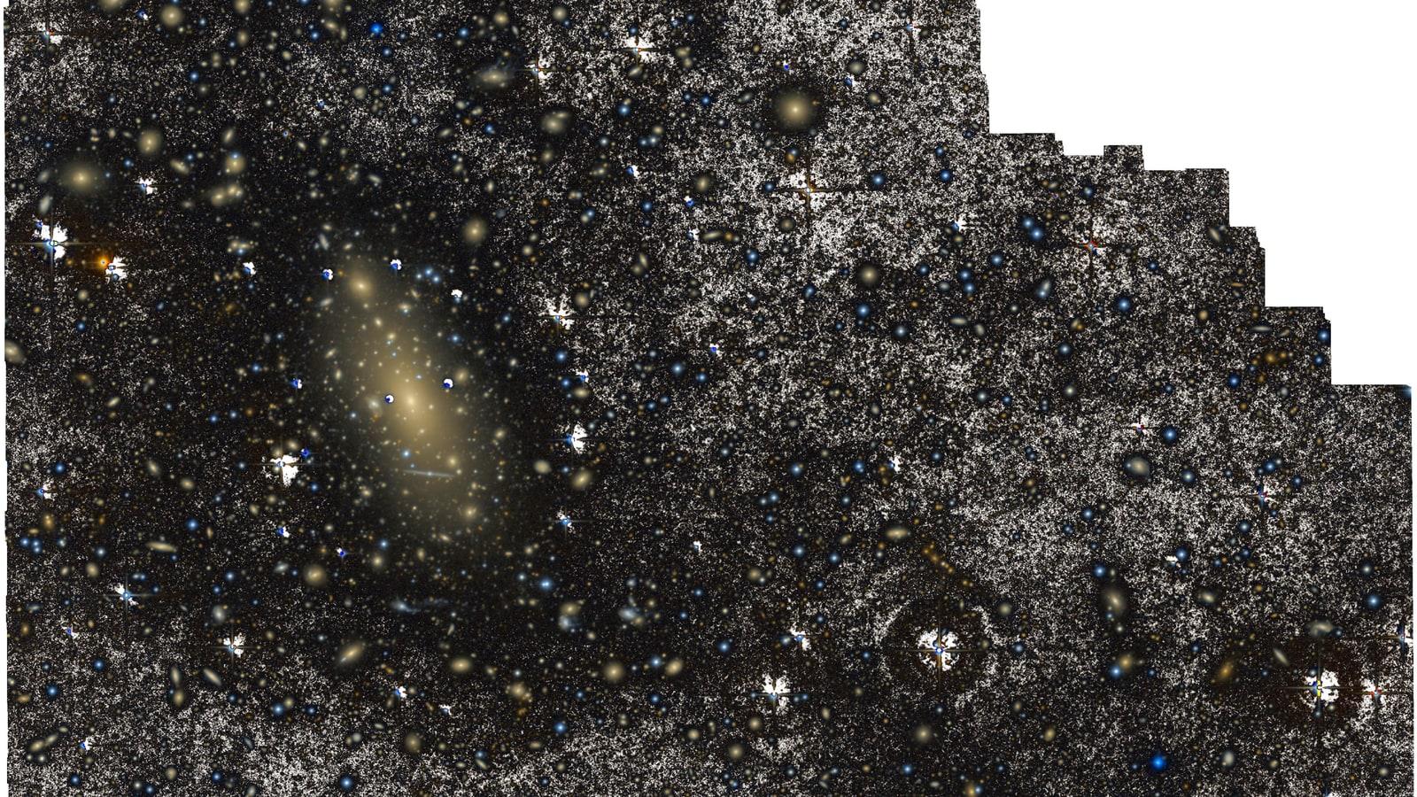 Image composite en couleurs d'IC 1101 obtenue avec la caméra grand champ du télescope Isaac Newton, montrant le halo diffus de la galaxie géante et les fines structures étendues qui l'entourent.