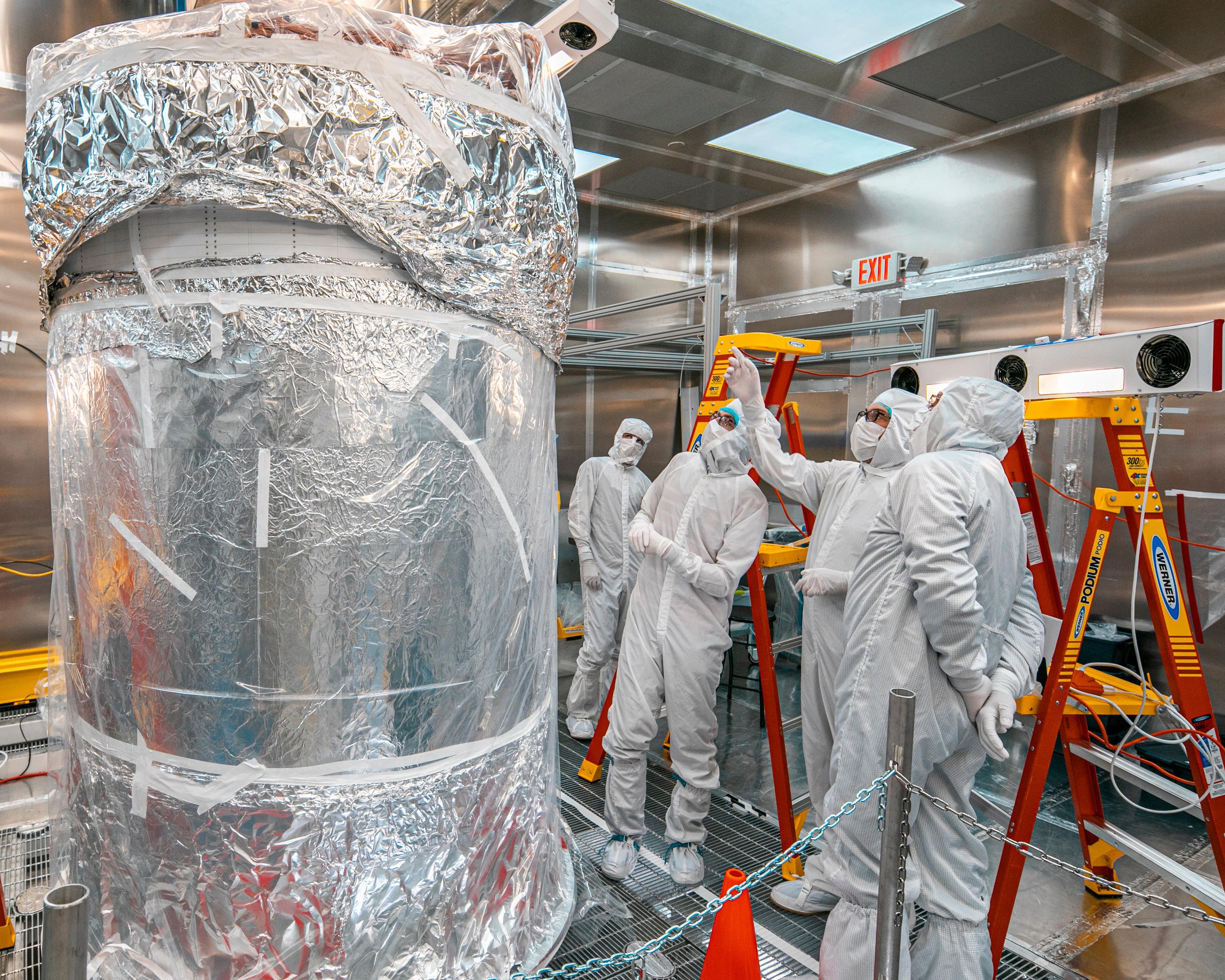 Le détecteur central de LZ assemblé dans une salle blanche en surface, avant sa descente vers le laboratoire souterrain.