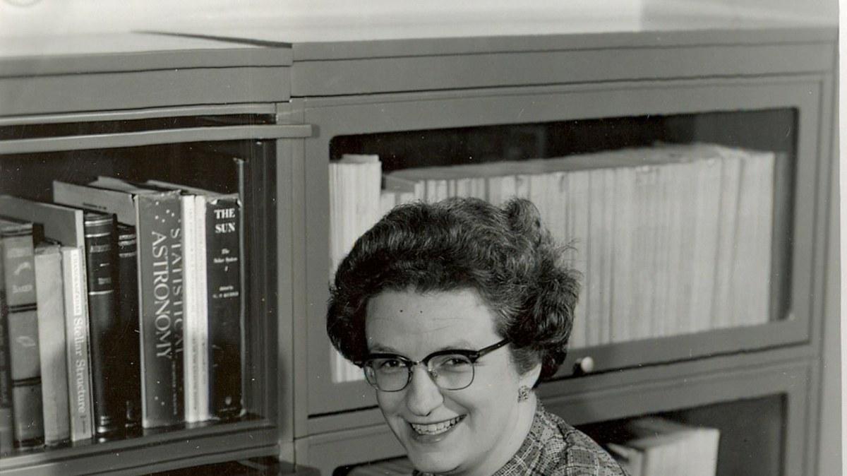 Nancy Grace Roman au travail dans les années 1960, au début de son engagement à la NASA.