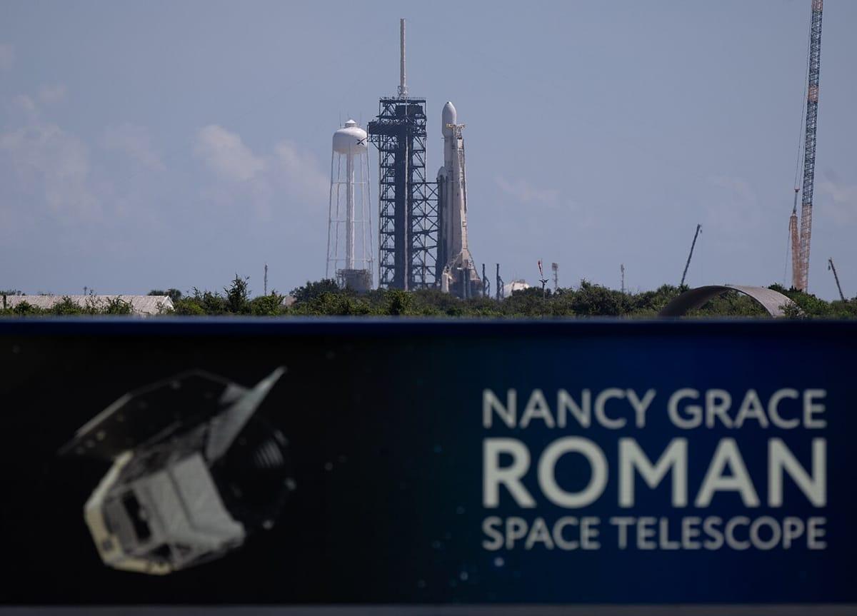 Le télescope Nancy Grace Roman pendant son intégration avant le lancement, dans la baie d'assemblage du centre spatial Kennedy.