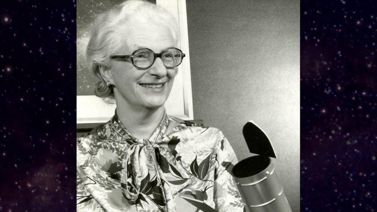 Nancy Grace Roman en 1966 à côté d'une maquette du futur télescope spatial Hubble.