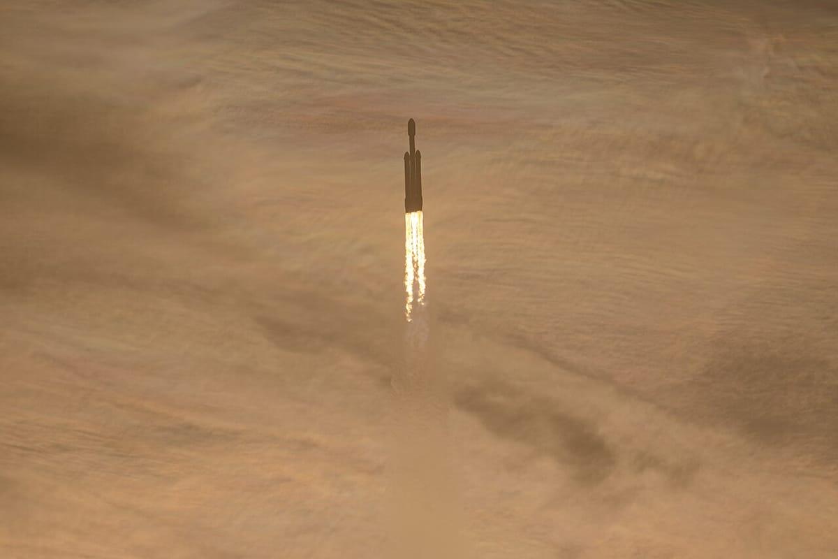 Les deux boosters latéraux de la Falcon Heavy reviennent se poser après le lancement, tandis que le corps central continue sa trajectoire.