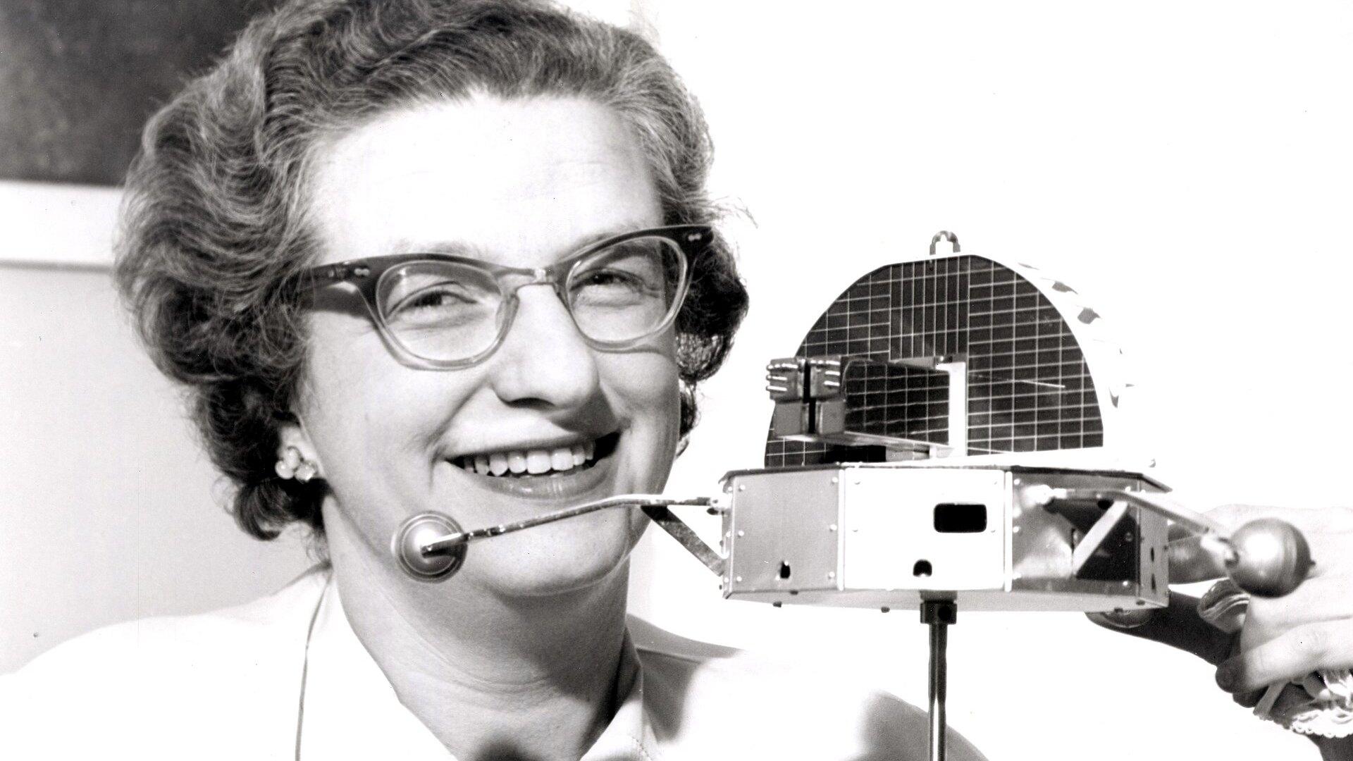 Nancy Grace Roman, première astronome en chef de la NASA, pose en 1962 à côté d'une maquette du satellite d'observation solaire OSO.