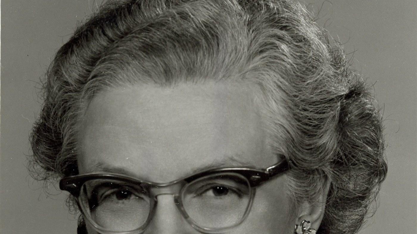 Portrait officiel de Nancy Grace Roman à la NASA en 1969, au pupitre de la salle de contrôle.