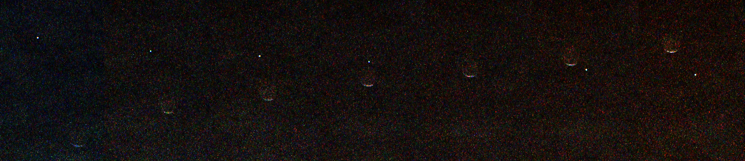 Compuesto de siete fotogramas de Mastcam-Z sobre fondo negro: la Tierra, un punto brillante, cruza el campo y desaparece tras el creciente de Fobos.