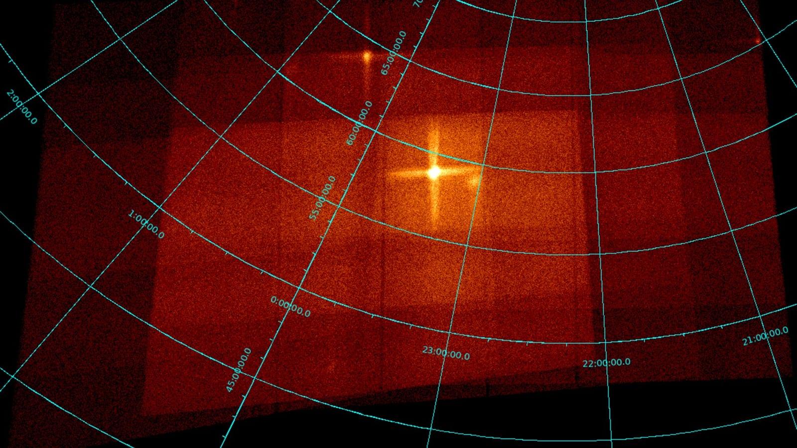 Image de test de la caméra X SXI de Smile : une mosaïque de carrés orange foncé avec, au centre, une croix claire marquant les restes de la supernova Cassiopeia A.