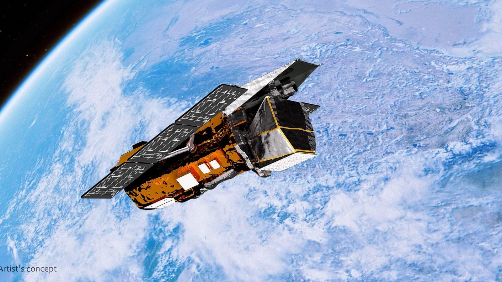 Ilustración de Swift en órbita sobre la Tierra, con su largo cilindro central rodeado de paneles solares desplegados.