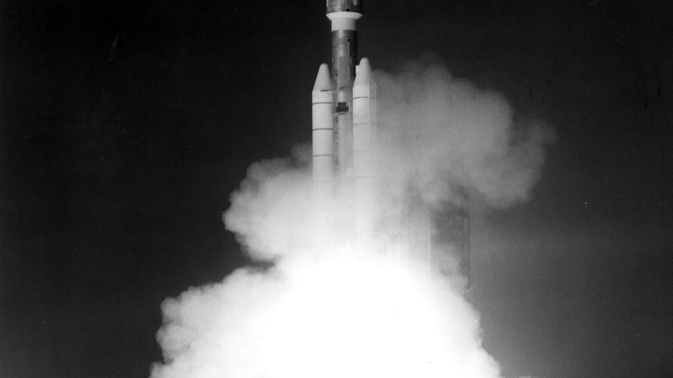 La fusée Titan IIIE-Centaur grimpe dans le ciel de Floride le 5 septembre 1977, sa flamme illuminant le nuage de fumée au pied du pas de tir.